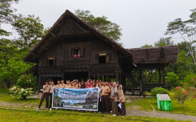 Edukasi Budaya, Siswa MTsN 3 Aceh Timur Bedah Arsitektur Rumah Adat di Hutan Lindung Langsa